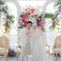 Sekitar dua tahun menduda, Rizki DA kembali menikah. Pedangdut itu menikahi Hersa Rahayu Julianti pada Sabtu (09/12). Pernikahan digelar di kota kelahiran mempelai perempuan, Bandung, Jawa Barat. [Instagram/da2_rizki123]