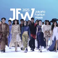 Jakarta Fashion Week 2025 resmi dibuka dengan parade kain nusantara karya desainer tekemuka Tanah Air. (Foto: Fimela/Daniel Kampua).