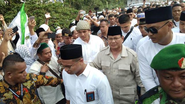 Prabowo Subianto saat berkunjung ke Makam Mbah Priok
