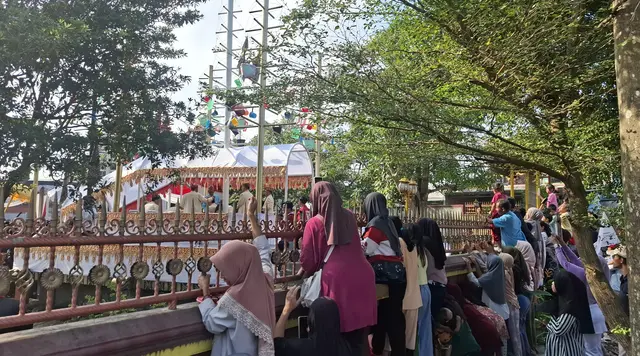 Emak-Emak di Lampung Rela Panjat Tembok Demi Lihat Jokowi