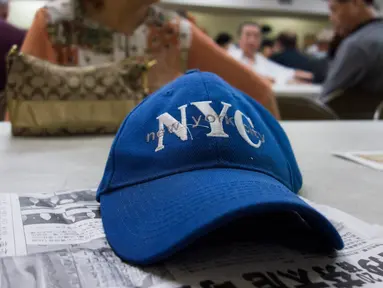 Sebuah Topi berada di meja di pusat Layanan Komunitas Korea di New York (10/8). Komunitas Korea berharap diplomasi bisa mengatasi ketegangan AS dan Korut. (AFP Photo/Don Emmert/To Go With AFP STORY by Jennie Matthew, NKorea-US-nuclear-diaspora)