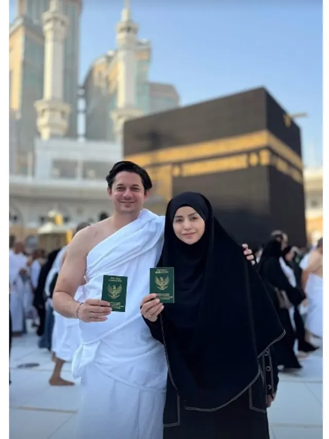 6 Potret Andrew Andika dan Violentina Kaif Umrah, Pamer Buku Nikah di Depan Ka'bah