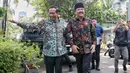 Menko Polhukam Hadi Tjahjanto menyambangi Mahfud Md untuk bersilahturahmi. (Liputan6.com/Angga Yuniar)