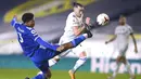 Pemain Leicester City, Wesley Fofana, berebut bola dengan pemain Leeds United, Jack Harrison, pada laga Liga Inggris di Stadion Elland Road, Senin (2/11/2020). Leicester City menang dengan skor 4-1. (Michael Regan/Pool via AP)