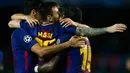 Penyerang Barcelona, Lionel Messi dan timnya merayakan kemenangan atas Olympiakos, Silvio Proto dalam fase grup Liga Champions di Camp Nou, Kamis (19/10). Barca menang 3-1 pada laga yang diwarnai kartu merah terhadap Gerard Pique.  (AP/Manu Fernandez)