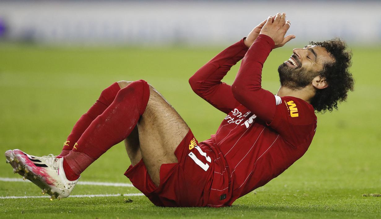Mohamed Salah termasuk di dalam pemain yang kerap dituduh diving, salah satunya dari pemain Manchester City, Ruben Dias. Dirinya dianggap sering bereaksi berlebihan jika terkena lawan, baik di dalam kotak pinalti maupun di luar. (Foto:  AFP/Pool/Paul Childs)