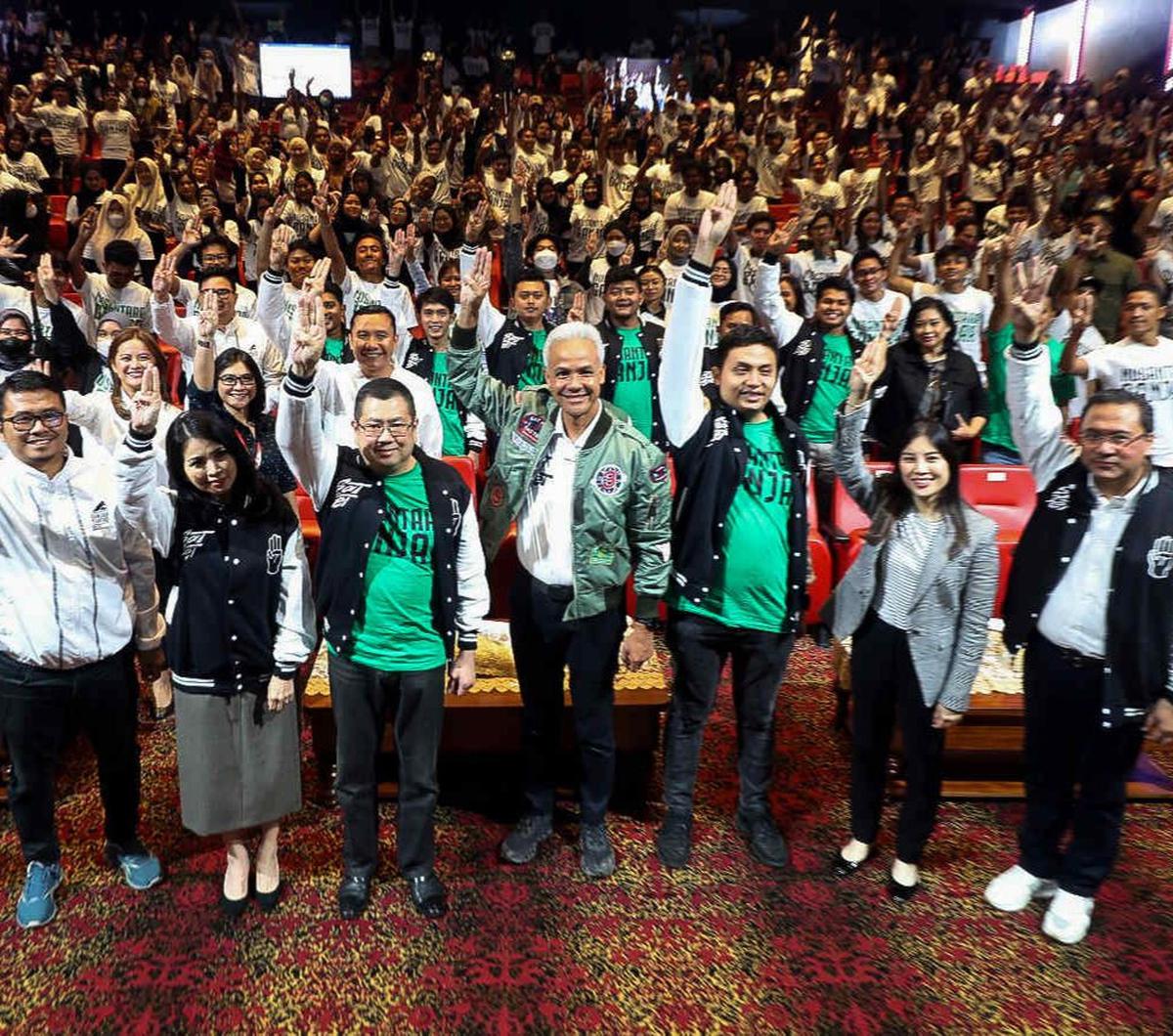 Calon presiden nomor urut 3, Ganjar Pranowo (tengah) mengangkat tiga jarinya saat menghadiri acara deklarasi relawan Nusantara Ganjar (NAGA) di Jakarta, Kamis (11/1/2024). Relawan NAGA terdiri dari anak-anak muda di bawah 30 tahun yang hadir dari 17 provi