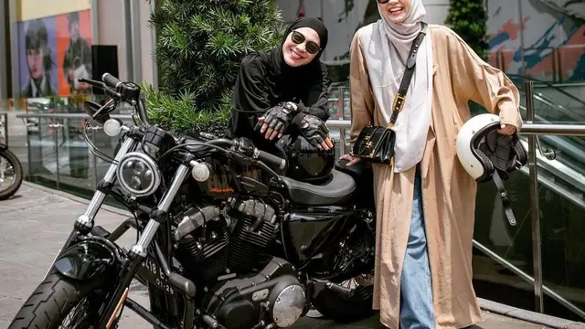 Natasha Rizky mengunggah fotonya sedang dibonceng moge dengan Dian Ayu