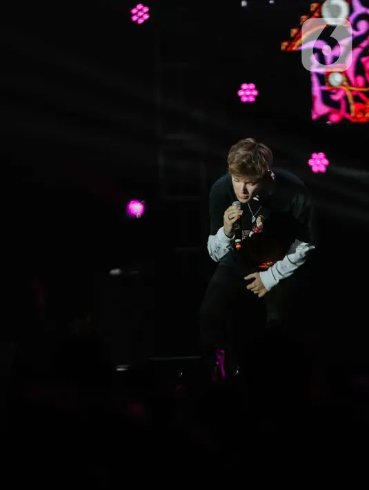Penampilan Hrvy di atas panggung saat tampil dalam festival musik Love Fest di Istora Senayan, Jakarta, Sabtu (22/2/2020). Dalam penampilannya Hrvy membawakan sejumlah lagu seperti Personal, Million Ways, I Wish You Were Here. (Liputan6.com/Faizal Fanani)