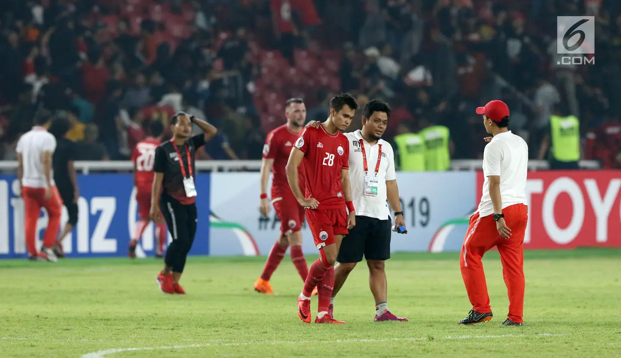 Pemain Persija, M Rezaldi Hehanusa (ketiga kanan) tertunduk usai dikalahkan Home United pada laga kedua Semifinal Zona Asia Tenggara Piala AFC 2018 di Stadion GBK, Jakarta, Selasa (15/5). Persija kalah 1-3. (Liputan6.com/Helmi Fithriansyah)