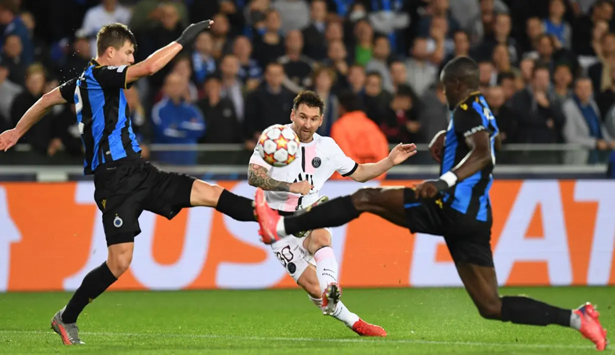 Pemain Paris Saint-Germain Lionel Messi (tengah) berebut bola dengan pemain Club Brugge pada pertandingan Grup A Liga Champions di Stadion Jan Breydel, Bruges, Belgia, Rabu (15/9/2021). Pertandingan berakhir imbang 1-1. (JOHN THYS/AFP)