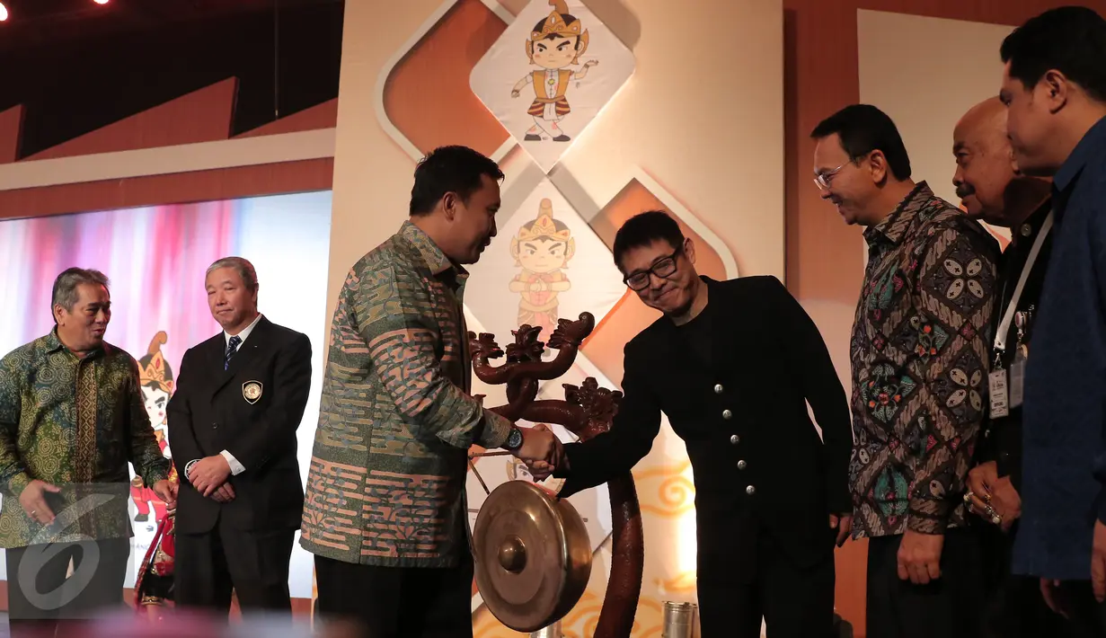 Menpora Imam Nahrawi (kiri) bersalaman dengan Duta Wushu Dunia Jet Li pada pembukaan Kejuaraan Dunia Wushu ke-13 di Jakarta Convention Centre, Jakarta, (13/11/2015). Kejuaraan Dunia Wushu  diikuti 904 atlet dari 74 negara. (Liputan6.com/Angga Yuniar)