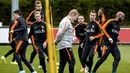 Pelatih Belanda, Ronald Koeman (tengah) menyaksikan pemainnya berlatih di Zeist (9/10/2019). Timnas Belanda akan bertanding melawan Irlandia Utara pada grup C kualifikasi Euro 2020 di Stadion Feijenoord. (Koen van Weel/ANP/AFP)