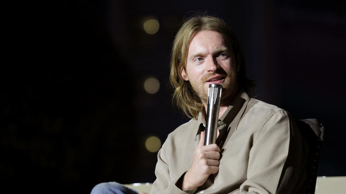 Kakak Billie Eilish, Finneas, Resmi Bertunangan dengan Claudia Sulewski