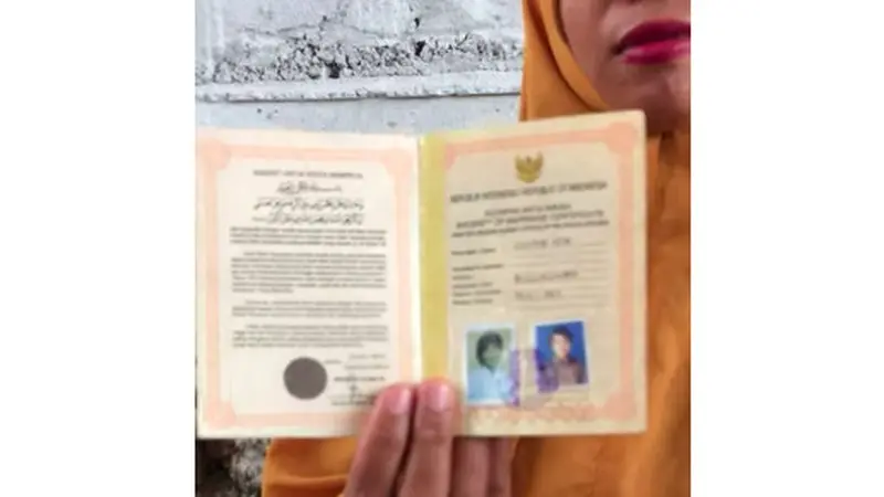 Hervina, istri sah Ansar sat menunjukan buku nikahnya usai melapor di Polres Bulukumba (Fauzan/Liputan6.com)