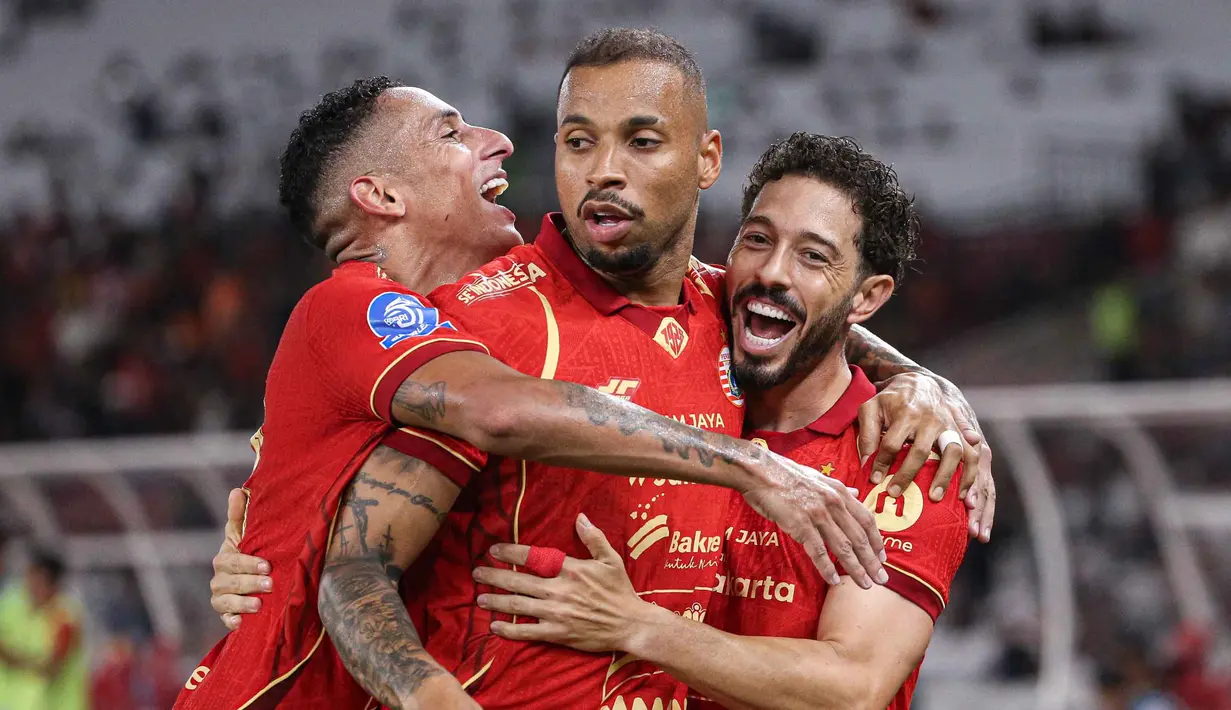 Pemain Persija, Gustavo Almeida dos Santos (tengah) dan Jean Mota Oliveira de Sousa (kanan) merayakan gol kemenangan atas Persis Solo pada pertandingan pekan ke-30 BRI Super League 2025/2026 di Stadion Utama Gelora Bung Karno (SUGBK), Jakarta, Senin 27 April 2026 malam WIB. (Bola.com/Abdul Aziz)