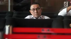 Anggota Komisi XI DPR, Sukiman menunggu di ruang tunggu sebelum pemeriksaan di Gedung KPK, Jakarta, Senin (25/3). Politikus PAN itu diperiksa sebagai tersangka kasus dugaan suap pengaturan Dana Alokasi Khusus (DAK) Kabupaten Pegunungan Arfak pada APBN-P 2017 dan APBN 2018. (merdeka.com/Dwi Narwoko)