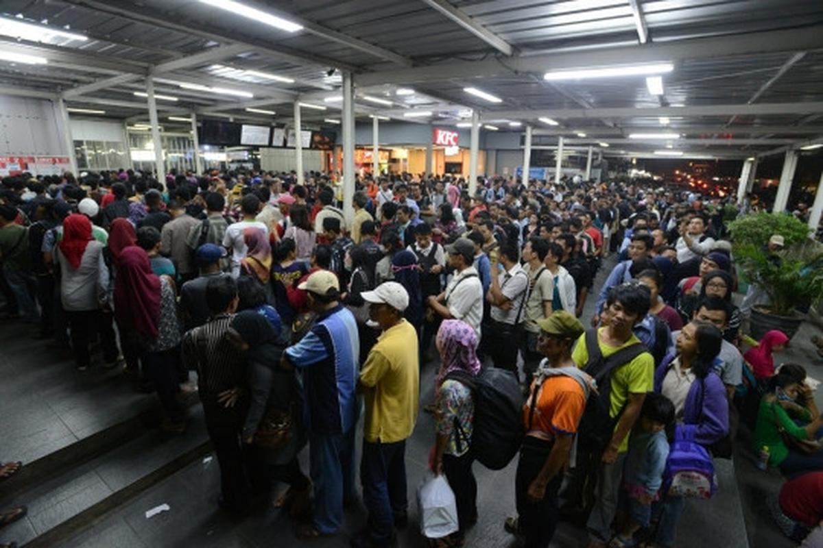 Imbas tabrakan kereta, ribuan penumpang menumpuk di Manggarai