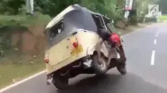 Seorang sopir bajaj mampu melakukan aksi ekstreme dengan mengganti ban saat kendaraan masih melaju.