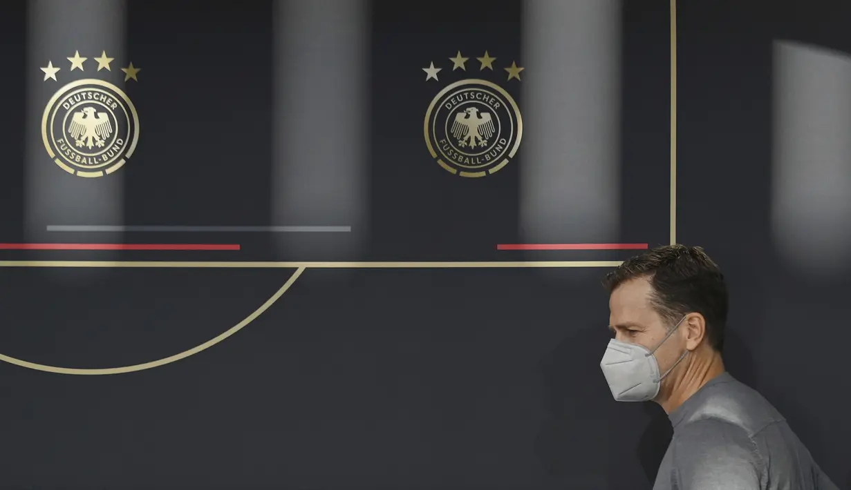Direktur DFB Oliver Bierhoff  bersiap memberikan keterangan kepada media pada konferensi pers di Wolfsburg, Jerman, Selasa (9/11/2021). DFB tidak menyebutkan nama pemain tersebut, tetapi mengatakan bahwa dia telah divaksinasi sepenuhnya dan tidak menunjukkan gejala. (Swen Pfoertner/dpa via AP)