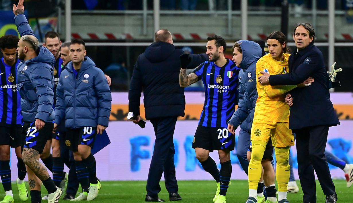 Pelatih Inter Milan, Simone Inzaghi (kanan) memeluk Yann Sommer pada akhir laga lanjutan Serie A 2024/2025 melawan Como di Stadion Giuseppe Meazza, Milan pada Senin 23 Desember 2024 waktu setempat atau Selasa 24 Desember 2024 dini hari WIB. (Piero CRUCIATTI/AFP)
