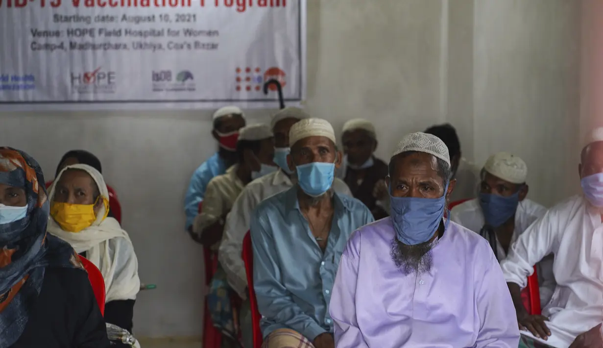Pengungsi Rohingya menunggu untuk divaksinasi COVID-19 di Ukhiya di Cox's Bazar, Bangladesh(10/8/2021).  Pemerintah Bangladesh dan lembaga bantuan mulai memvaksinasi pengungsi Rohingya pada Selasa ketika gelombang virus meningkatkan risiko kesehatan di kamp-kamp pengungsian. (AP Photo)