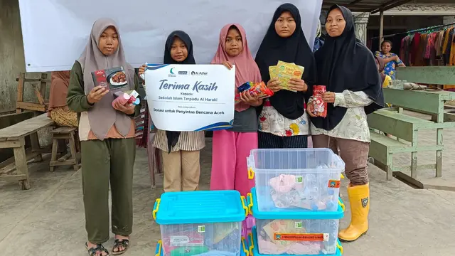 Lembaga Amil Zakat (LAZ) Al Azhar yang menyalurkan bantuan untuk penyintas banjir yang belokasi di Desa Paya Bedi, Kecamatan Rantau, Kab. Aceh Tamiang (22/12) (Istimewa)