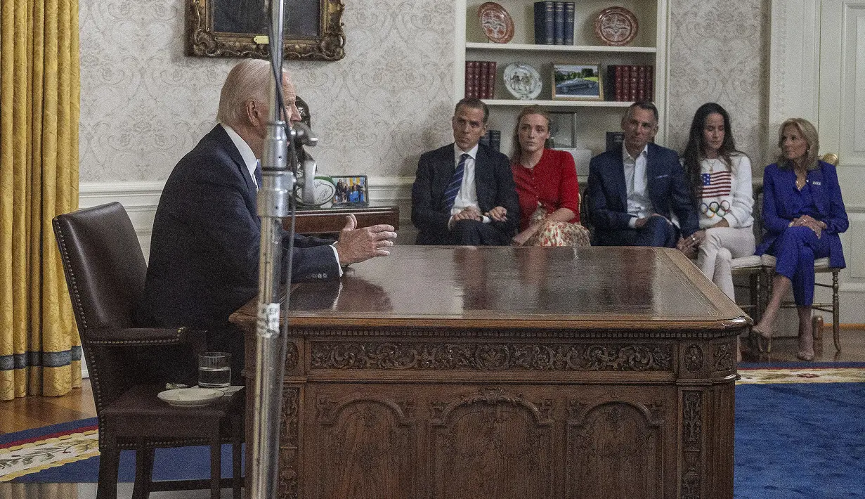 Presiden AS Joe Biden, didampingi oleh putranya, Hunter Biden, putri Hunter, Finnegan Biden, Howard Krein, dan Ashley Biden serta Ibu Negara AS Jill Biden berbicara dalam sebuah pidato di hadapan rakyat AS tentang keputusannya untuk tidak mencalonkan diri kembali di Ruang Oval Gedung Putih di Washington DC, Rabu (24/7/2024). (Jim WATSON / AFP)