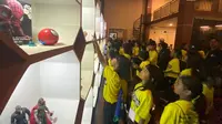 Tim peserta MilkLife Soccer Challenge All Stars (MLSC All Stars) dari Solo dan Surabaya mendapatkan kesempatan untuk melakukan cultural visit ke SMK Raden Umar Said, Kudus, Jawa Tengah. Ratusan siswa dari sekolah kejuruan yang memiliki program animasi ini adalah sosok di balik layar pembuatan film animasi sepak bola putri berjudul Nyla. (Bola.com/Benediktus Gerendo Pradigdo)