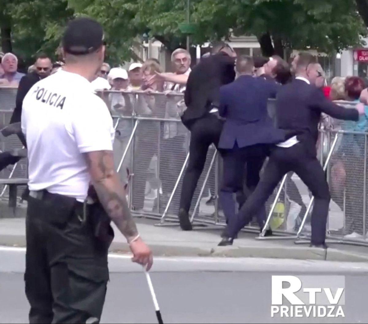 Tangkapan layar dari sebuah video memperlihatkan detik-detik mencekam ketika Perdana Menteri (PM) Slovakia,&nbsp;Robert Fico diberondong tembakan saat menemui warganya&nbsp;di Handlova, Slovakia, pada 15 Mei 2024. Insiden penembakan ini menyebabkan Fico m