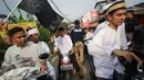 Petugas berjaga saat unjuk rasa di depan Masjid Jemaah Ahmadiyah di Depok, Jawa Barat, Jumat (24/2). Meskipun bangunannya telah disegel, massa tetap menuntut agar aliran Ahmadiyah dibubarkan. (Liputan6.com/Immanuel Antonius)