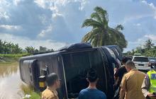 Bus Pengantar Jemaah Haji Terbalik Akibat Sopir Main HP, 8 Penumpang Luka-Luka