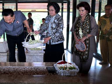 Putri Pertama Bung Hatta, Meutia Hatta (kanan) bersama Mantan Kepala Bin Hendro Priyono melakukan tabur bunga di makam Bung Hatta saat peringatan mendiang Bung Hatta ke - 37, Jakarta, Selasa (14/2). (Liputan6.com/Johan Tallo)