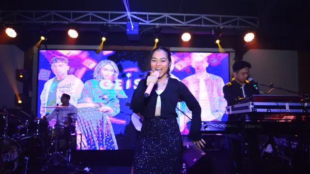 Band Geisha ikut memeriahkan malam pergantian tahun baru di Holeyshit, Kemang.