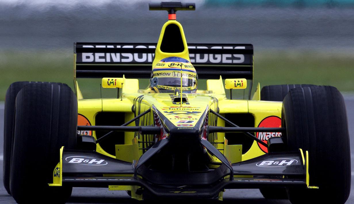 Pembalap tim Jordan, Jarno Trulli medapatkan masalah ketika balapan GP Austria tahun 2001 akan dimulai. Launch control-nya bermasalah sehingga mobilnya mogok. Ia bergegas ganti mobil. Namun ia melakukan kesalahan akibat keluar pit stop saat lampu masih merah. (Foto: AFP/Stephen Shaver)