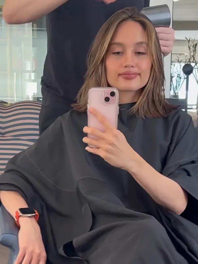 Cinta Laura saat proses potong rambut pendek. [@claurakiehl]
