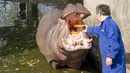 Petugas pemelihara hewan memberi makan kuda nil di Kebun Binatang Wuhan di Wuhan, Provinsi Hubei, China tengah, pada 13 Maret 2020. Kebun Binatang Wuhan ditutup pada 22 Januari lalu setelah merebaknya COVID-19. (Xinhua/Cai Yang)