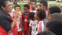 Perempuan yang biasa dipanggil Nenek Ai itu bahkan mendirikan Sekolah Sepak Bola Bhinneka Tunggal Ika (SSB Batik) untuk anak usia dini. (Liputan6.com/Katharina Janur)