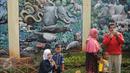 Salah satu tembok Ragunan yang berisi relief aneka binatang, Jakarta, Minggu (25/12). Harga tiket masuk yang murah menjadi salah satu alasan pengunjung memilih Ragunan sebagai tempat rekreasi bersama keluarga. (Liputan6.com/Helmi Afandi)