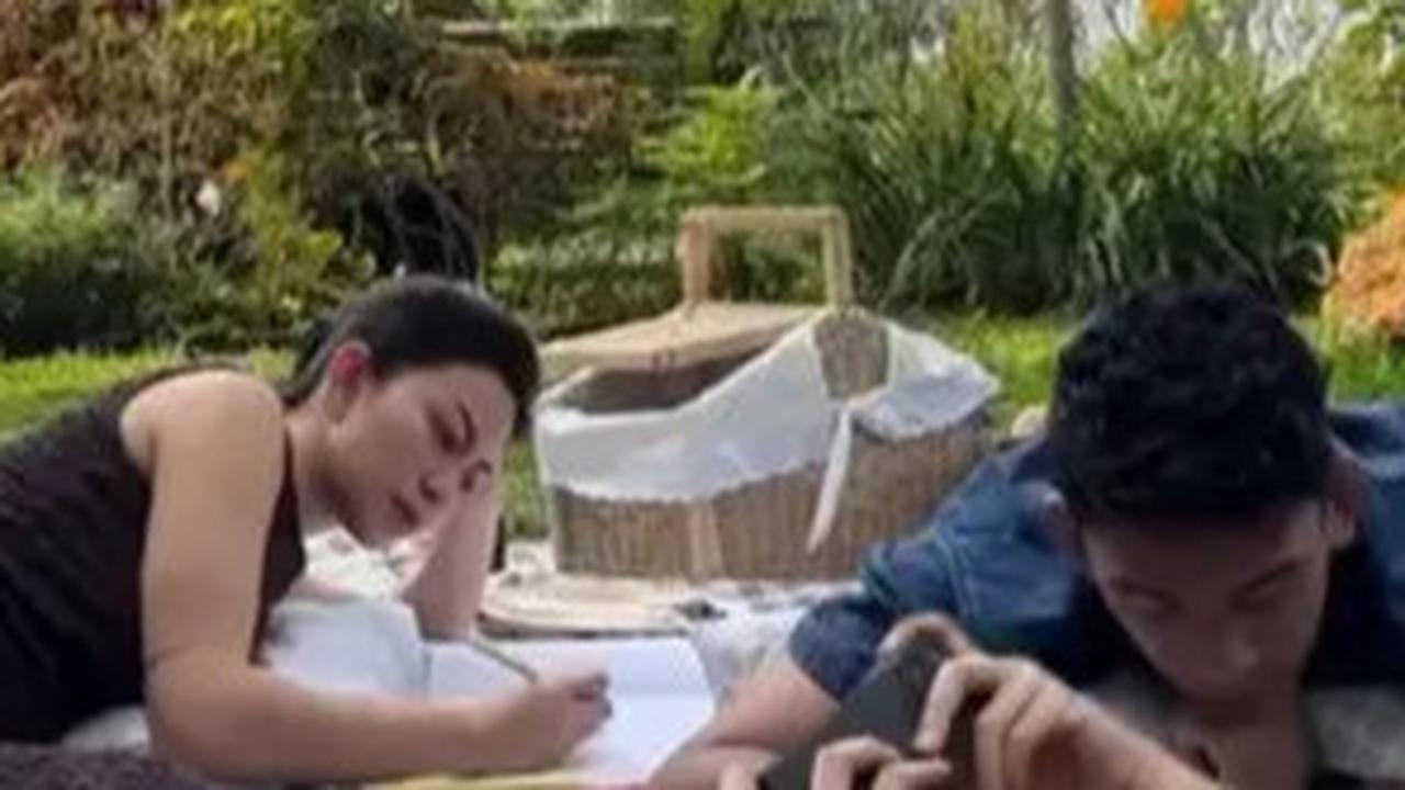 Intip Gaya Casual-Date Ariel Tatum dan Daffa Wardhana di Akhir Pekan, Asik Rebahan di Taman hingga Jajan Cuanki