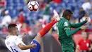 Pemain Chile, Mauricio Isla menendang bola dan punggung pemain Bolivia, Yasmani Duk pada babak penyisihan grup Copa America Centenario 2016 di Stadion Gillette, Foxborough, AS, Sabtu (11/6/2016) WIB. (Mandatory Credit: Winslow Townson-USA TODAY Sports)