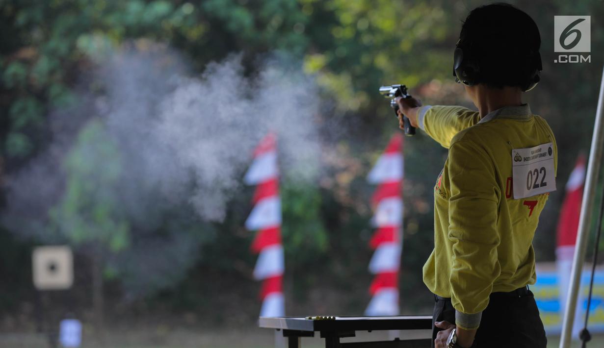 Seorang polwan melepaskan tembakannya saat mengikuti kejuaran menembak Polwan Cup tahun 2017 di Lapangan tembak Brimob, Kelapa Dua, Depok, Senin (4/9). Kejuaran ini digelar dalam rangka hut Polwan ke-69. (Liputan6.com/Faizal Fanani)