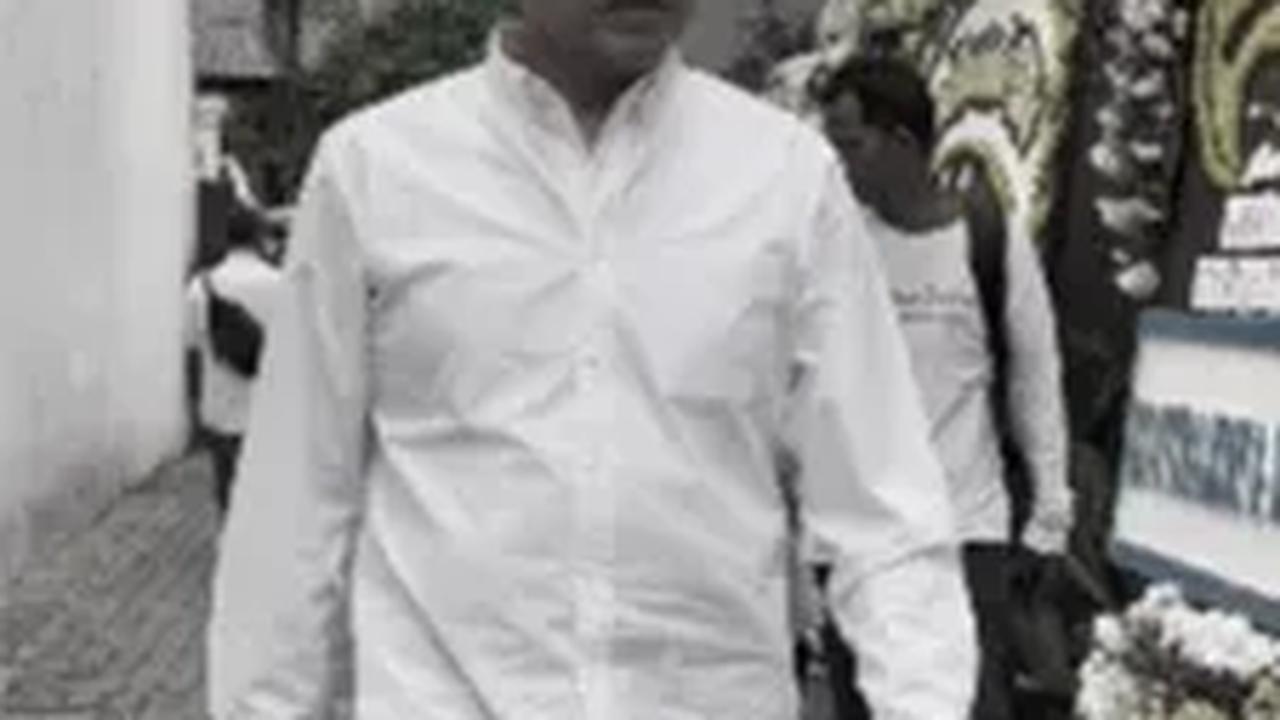 Pensiunan Jenderal Polisi Berduka Cita, Begini Momen Haru Hingga Hormat di Depan Peti Jenazah