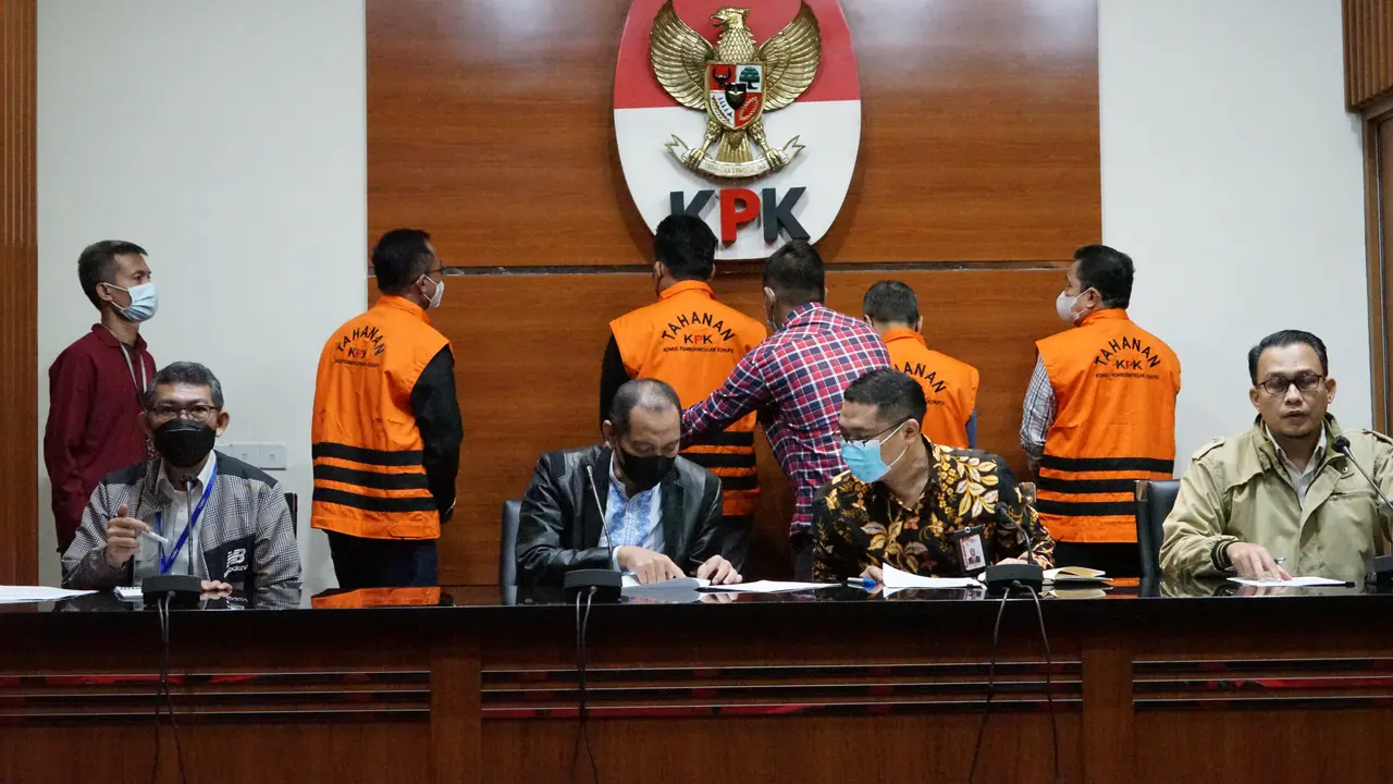 KPK menetapkan Rektor Unila Karomani dan tiga orang lainnya sebagai tersangka dugaan suap penerimaan mahasiswa baru. (Sumber Foto: KPK)