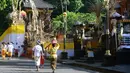 Umat Hindu Bali bersiap merayakan hari Galungan di Pura Jagat Natha di Denpasar, Bali (1/11). Ritual Galungan ini yang dirayakan dengan persembahyangan di tiap Pura. (AFP Photo/Sonny Tumbelaka)