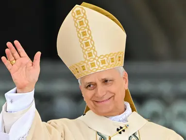 Paus Leo XIV memimpin saat doa Regina Caeli setelah Misa Kudus untuk Awal Masa Kepausannya, di Lapangan Santo Petrus, Vatikan pada Minggu 18 Mei 2025. (Alberto PIZZOLI/AFP)