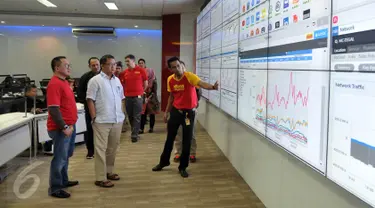 Menkominfo Rudiantara (kedua kanan) didampingi CEO Indosat, Alexander Rusli saat memantau traffic komunikasi di Gedung Indosat, Jakarta, Senin (4/7). (Liputan6.com/JohanTallo)