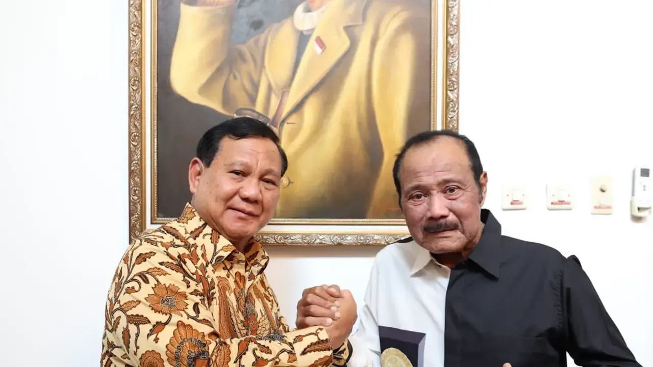 Ketum Gerindra Prabowo Subianto menjenguk mantan komandannya, Jenderal TNI (Purn) Subagyo Hadi Siswoyo, Minggu (8/5/2022). (Istimewa)