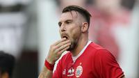 Striker Persija Jakarta, Marko Simic, tampak kecewa usai gagal membobol gawang Perseru Badak Lampung pada laga Liga 1 2019 di Stadion Patriot, Bekasi, Minggu (1/9). Persija takluk 0-1 dari Badak Lampung. (Bola.com/M Iqbal Ichsan)