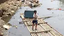 Seorang anak bermain di bantaran Sungai Ciliwung, Jakarta, Jumat (7/9). Dinas Lingkungan Hidup DKI Jakarta mengungkapkan 61% aliran sungai di Jakarta mengalami pencemaran berat berasal dari limbah domestik dan indsutri. (Liputan6.com/Immanuel Antonius)